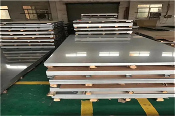 304不锈钢板按制造方法可分为热轧和冷轧。根据钢种的结构特点
